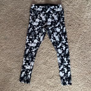 Brand is AVIA. Size XL in girls (14-16). Black and white leggings.
